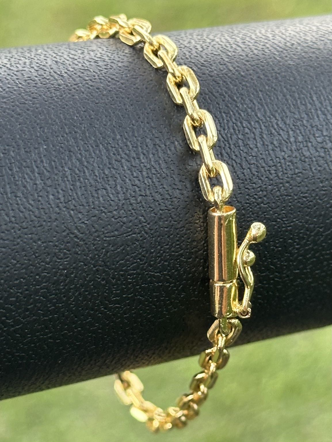 PULSEIRA CADEADO QUINA 4MM BANHADA A OURO 18K COM VERNIZ ANTI ALÉRGICO - Imagem 2